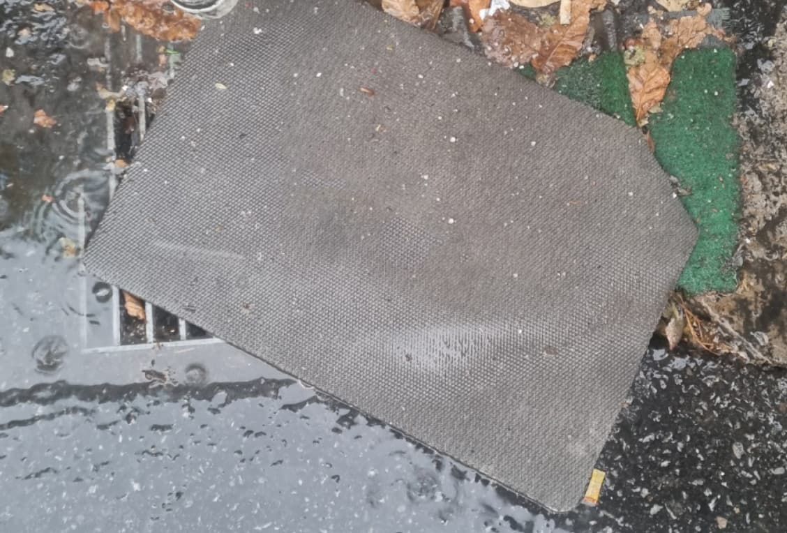 이물질로 막힌 빗물받이 사진